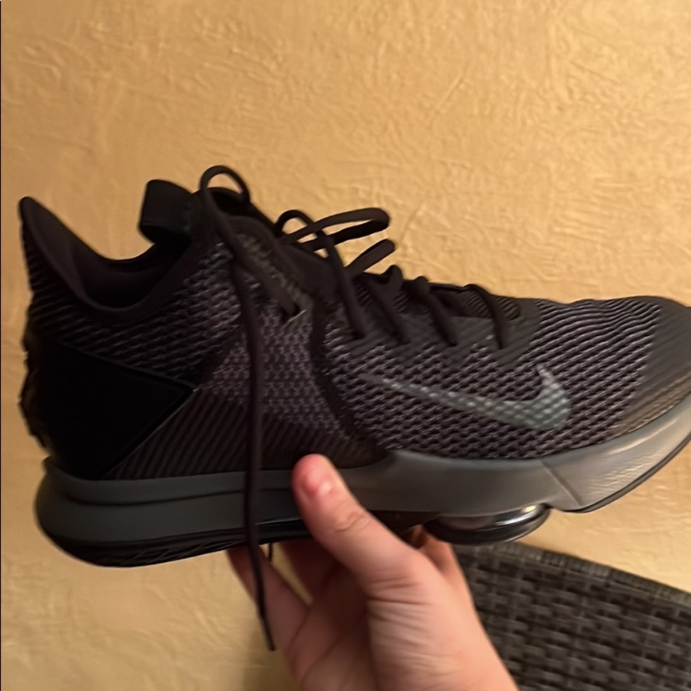 Lebron witness 5 all black